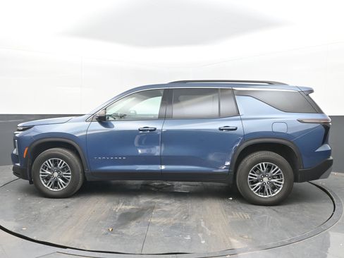 Used 2025 Chevrolet Traverse LT image 7