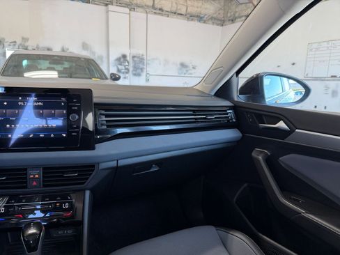 Used 2025 Volkswagen Jetta SE image 34