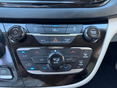 Used 2022 Chrysler Pacifica Touring-L image 11