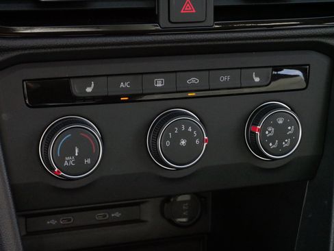 Certified 2022 Volkswagen Taos SE image 22