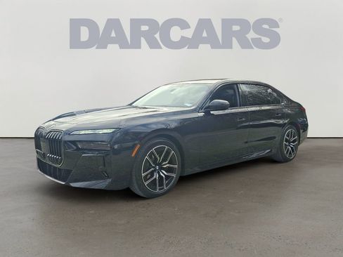 Used 2025 BMW 760i xDrive w/ Executive Package image 3