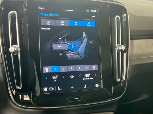 Used 2023 Volvo XC40 B5 Plus image 16