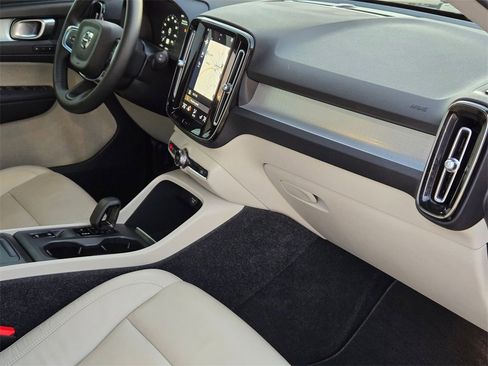Used 2022 Volvo XC40 T5 Momentum w/ Premium Package image 26