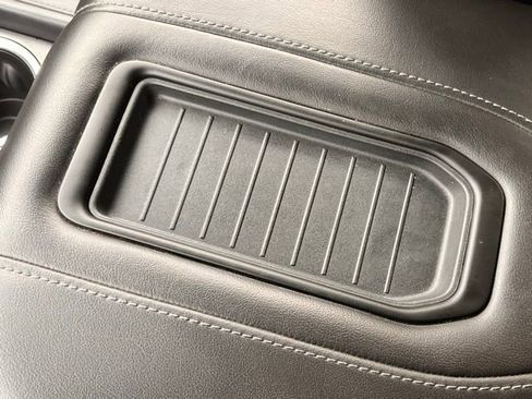 Used 2022 Chevrolet Suburban LT image 19