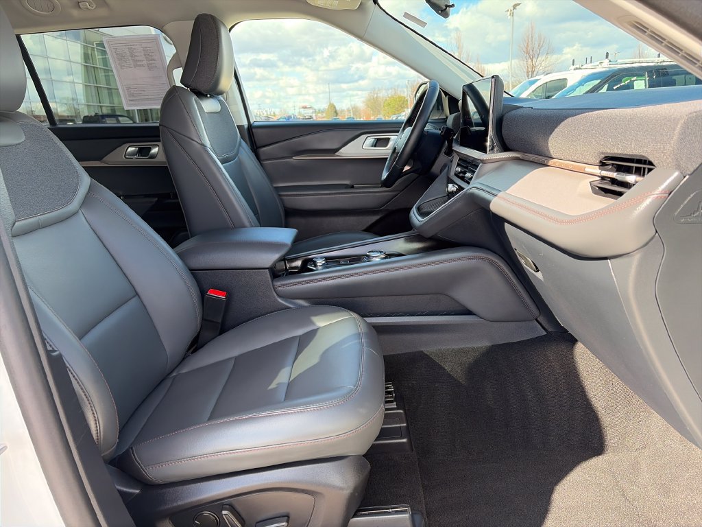 Used 2025 Ford Explorer Active w/ Active Comfort Package AWD/4WD image 11