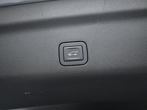 Used 2025 GMC Yukon XL Denali AWD/4WD image 29