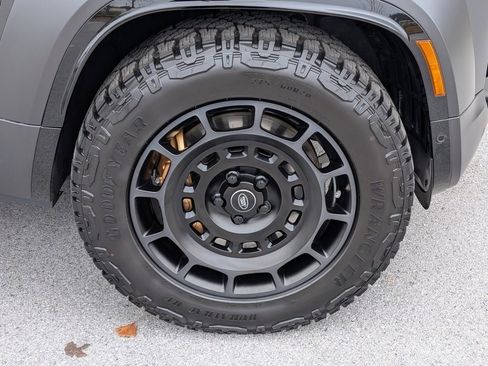 Used 2025 Land Rover Defender 110 image 34