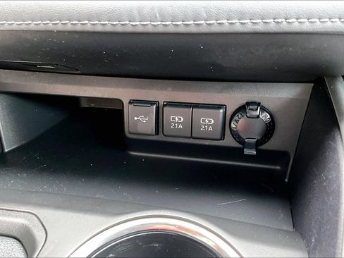 Used 2021 Toyota Highlander XLE FWD image 16