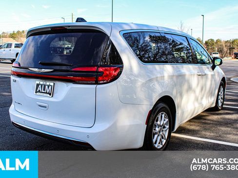 Used 2023 Chrysler Pacifica Touring-L image 6