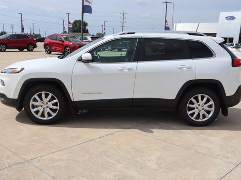 Used 2017 Jeep Cherokee Limited w/ Luxury Group AWD/4WD image 8