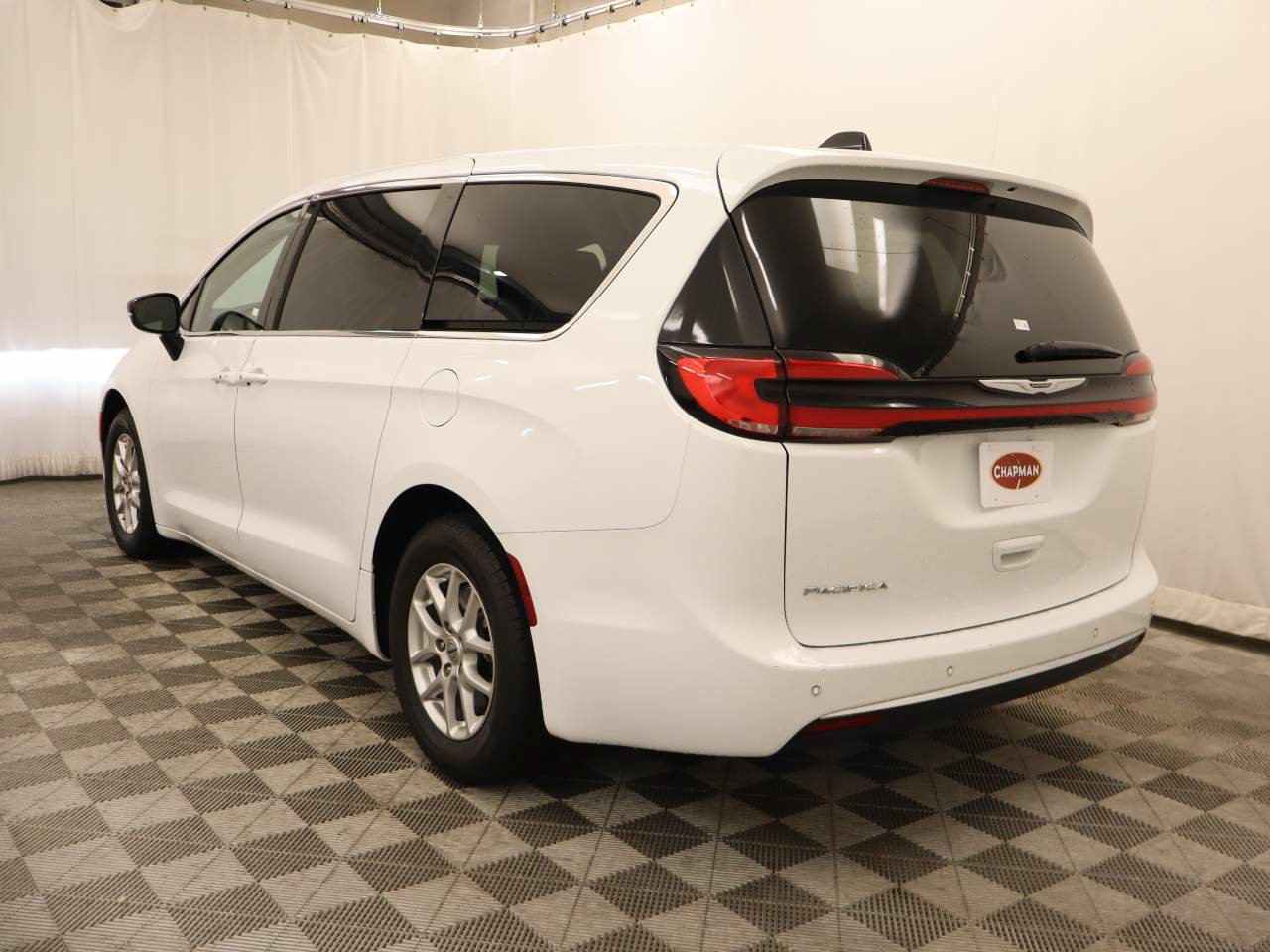 Used 2025 Chrysler Pacifica Select FWD image 3