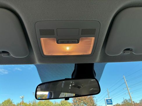 Used 2025 Hyundai Venue SE image 27