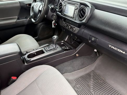 Used 2016 Toyota Tacoma SR image 14