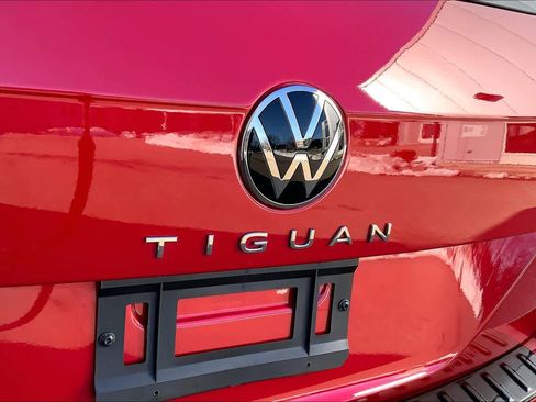 Used 2024 Volkswagen Tiguan SE R-Line image 30