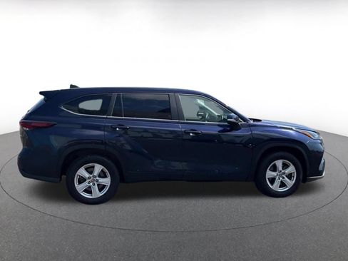 Used 2025 Toyota Highlander LE FWD image 15