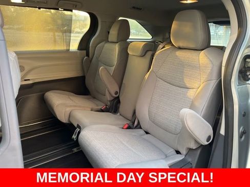 Used 2022 Toyota Sienna LE w/ LE Plus Package FWD image 12