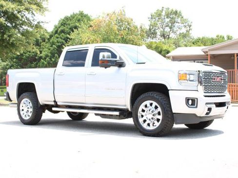Used 2019 GMC Sierra 2500 Denali w/ Duramax Plus Package AWD/4WD image 3