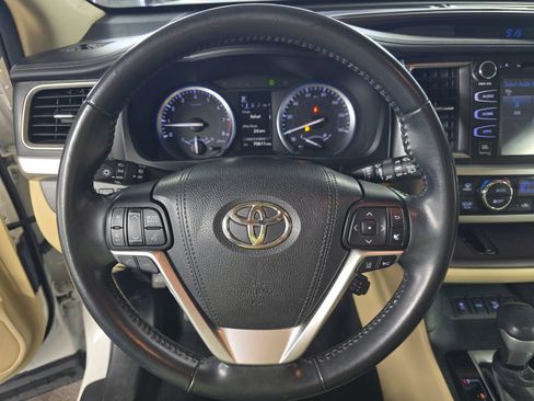 Used 2017 Toyota Highlander Limited image 11