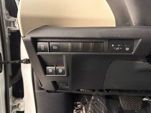 Used 2024 Toyota Sienna Limited FWD image 39