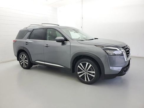 Used 2025 Nissan Pathfinder Platinum w/ Cargo Package FWD image 4
