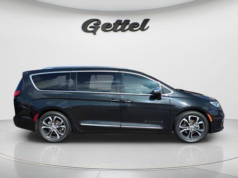 Used 2022 Chrysler Pacifica Pinnacle image 2