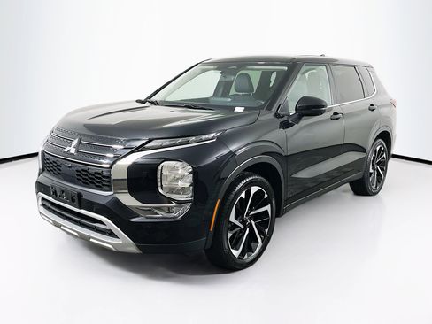 Used 2024 Mitsubishi Outlander SE image 3