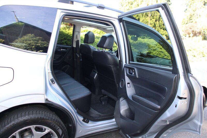 Used 2017 Subaru Forester 2.5i Touring AWD/4WD image 6