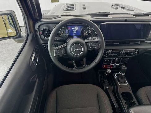Used 2025 Jeep Wrangler Unlimited Rubicon AWD/4WD image 23
