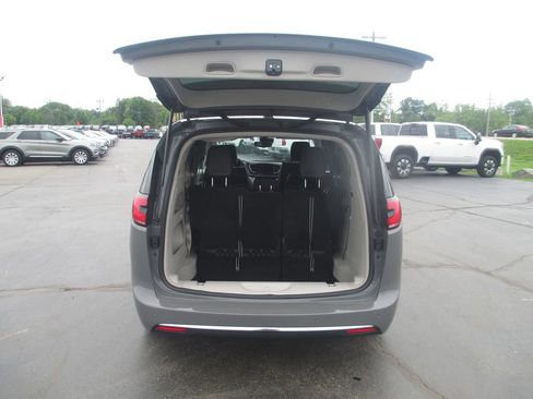 Used 2023 Chrysler Pacifica Touring-L AWD/4WD image 7