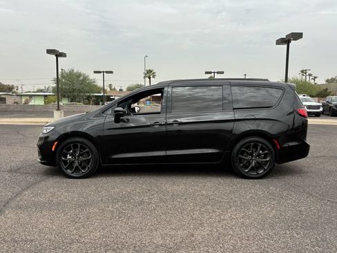 Used 2025 Chrysler Pacifica Limited FWD image 2