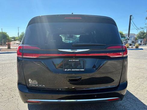 Used 2023 Chrysler Pacifica Touring-L FWD image 4