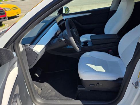 Used 2022 Tesla Model Y Long Range image 10