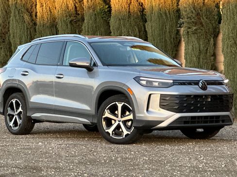 New 2026 Volkswagen Tiguan SE FWD image 2