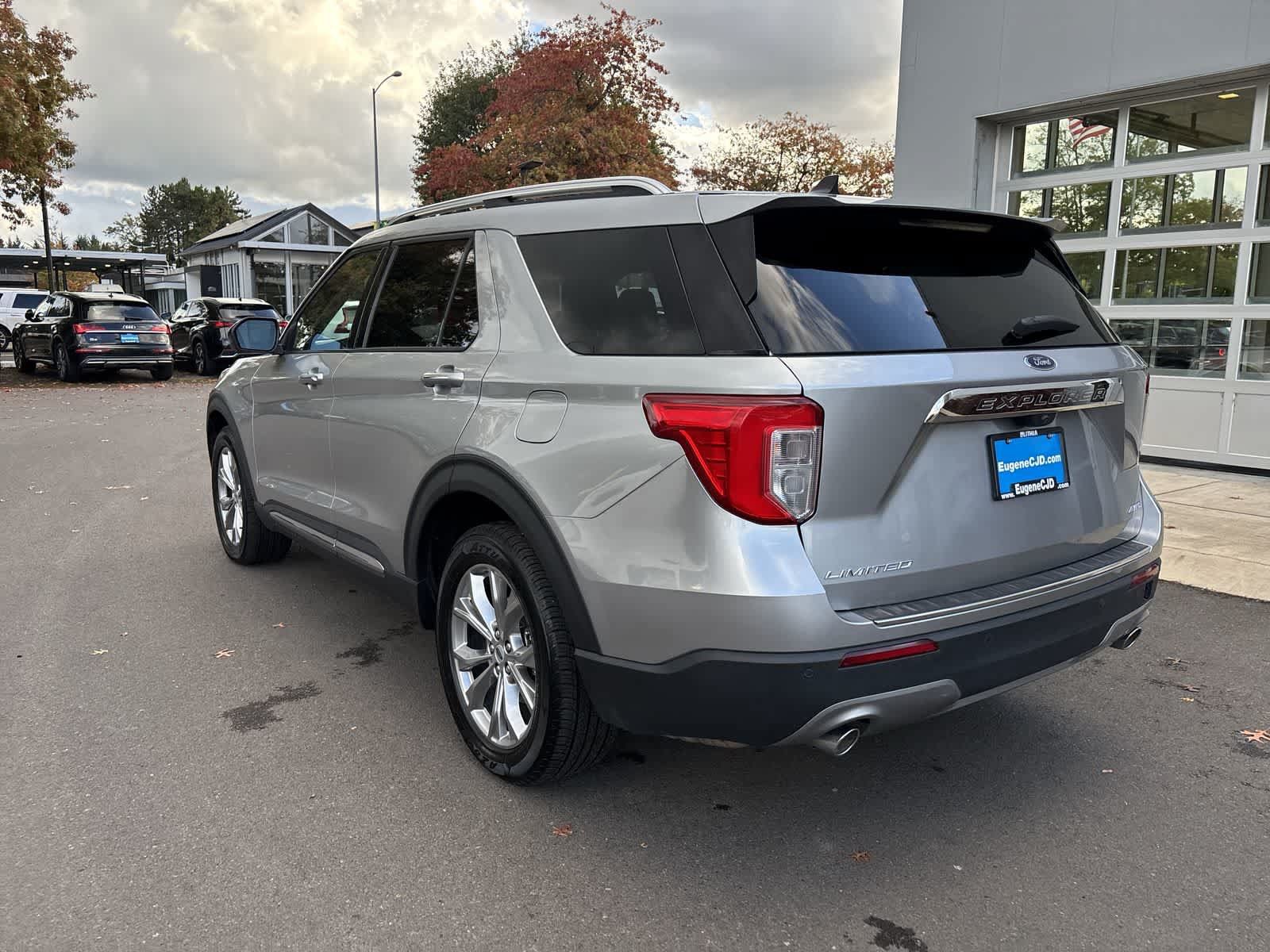 Used 2023 Ford Explorer Limited AWD/4WD image 3