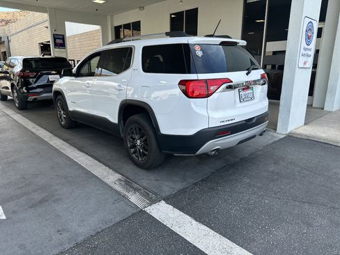 Used 2019 GMC Acadia SLT FWD image 2