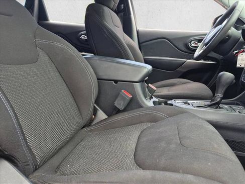Used 2020 Jeep Cherokee Latitude FWD image 14