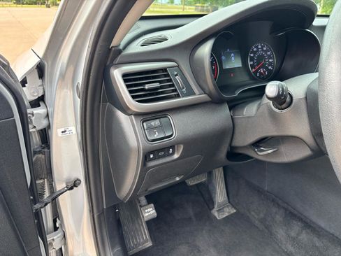 Used 2018 Kia Optima LX FWD image 12