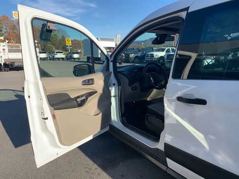 Used 2019 Ford Transit Connect XLT image 7