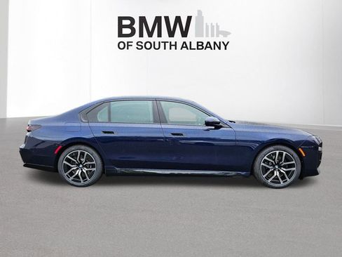 Used 2026 BMW i7 xDrive60 image 3