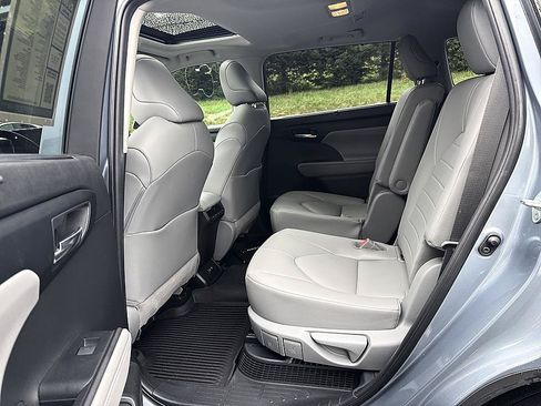 Used 2020 Toyota Highlander XLE AWD/4WD image 12