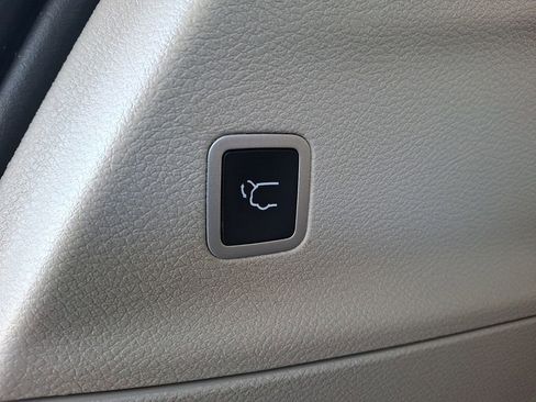 Used 2023 Chrysler Pacifica Touring-L image 27