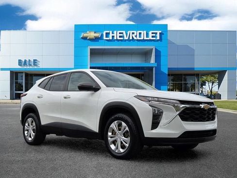 Used 2024 Chevrolet Trax LS FWD image 1