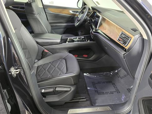 Used 2024 Volkswagen Atlas SE image 11