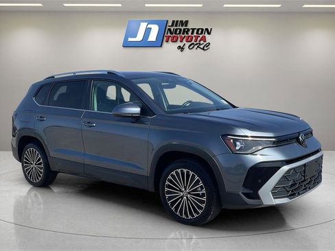 Used 2025 Volkswagen Taos SE image 3