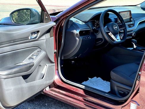 Used 2025 Nissan Altima 2.5 SV image 11