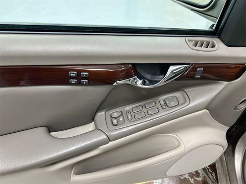 Used 2002 Cadillac De Ville DTS w/ Premium Equipment Pkg image 20