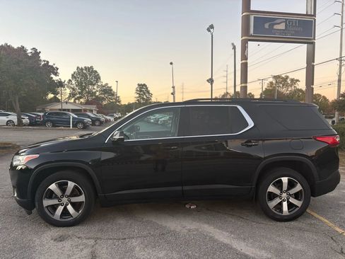 Used 2020 Chevrolet Traverse LT w/ LT Premium Package image 8