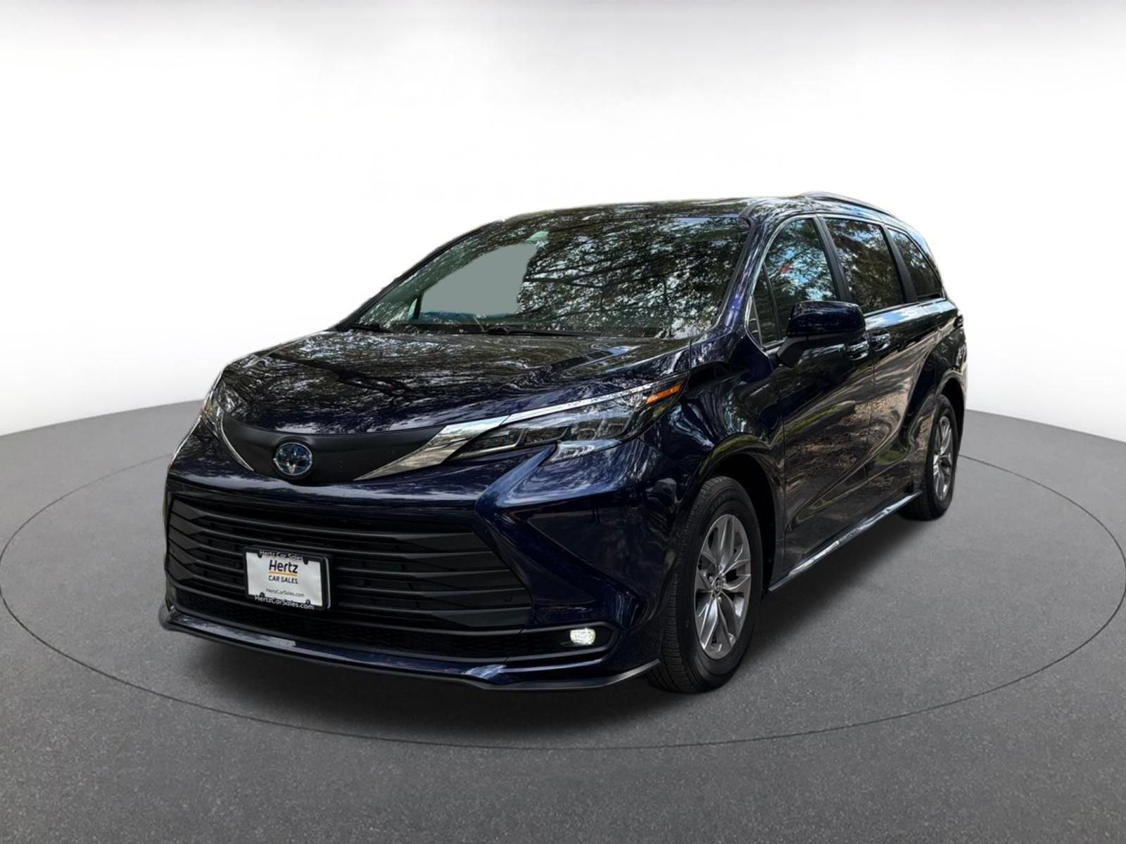 Used 2025 Toyota Sienna XLE FWD image 3