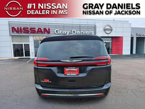 Used 2022 Chrysler Pacifica Touring FWD image 6