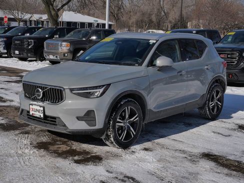 Used 2024 Volvo XC40 B5 Core image 4
